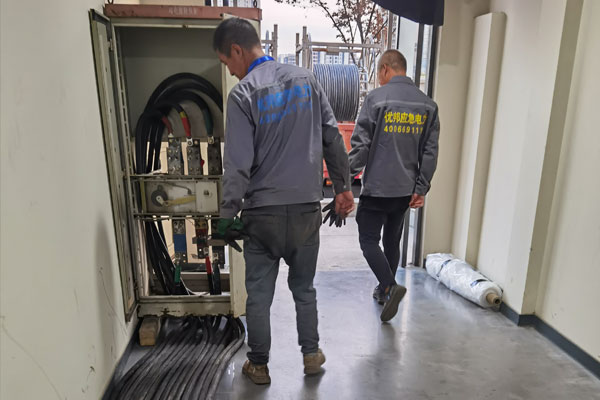萧县柴油发电机组的输出电压调节方式对设备性能有哪些影响？